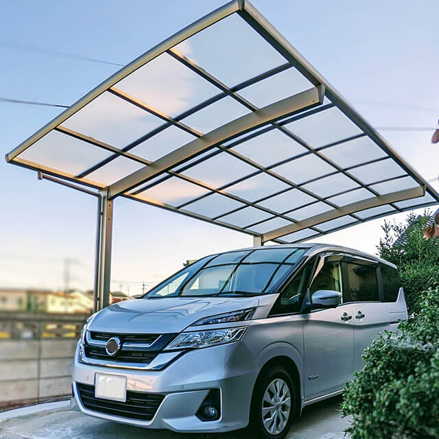 カーポートに駐車されたシルバーのミニバン