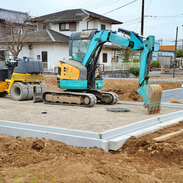 重機で整地作業を行う宅地造成工事現場