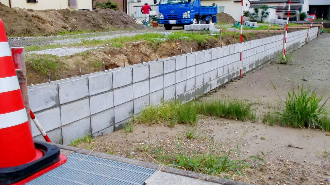 新しく積まれたブロック塀と造成中の敷地
