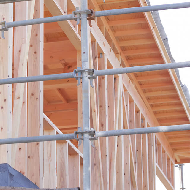 木造住宅の建築現場で組まれた足場